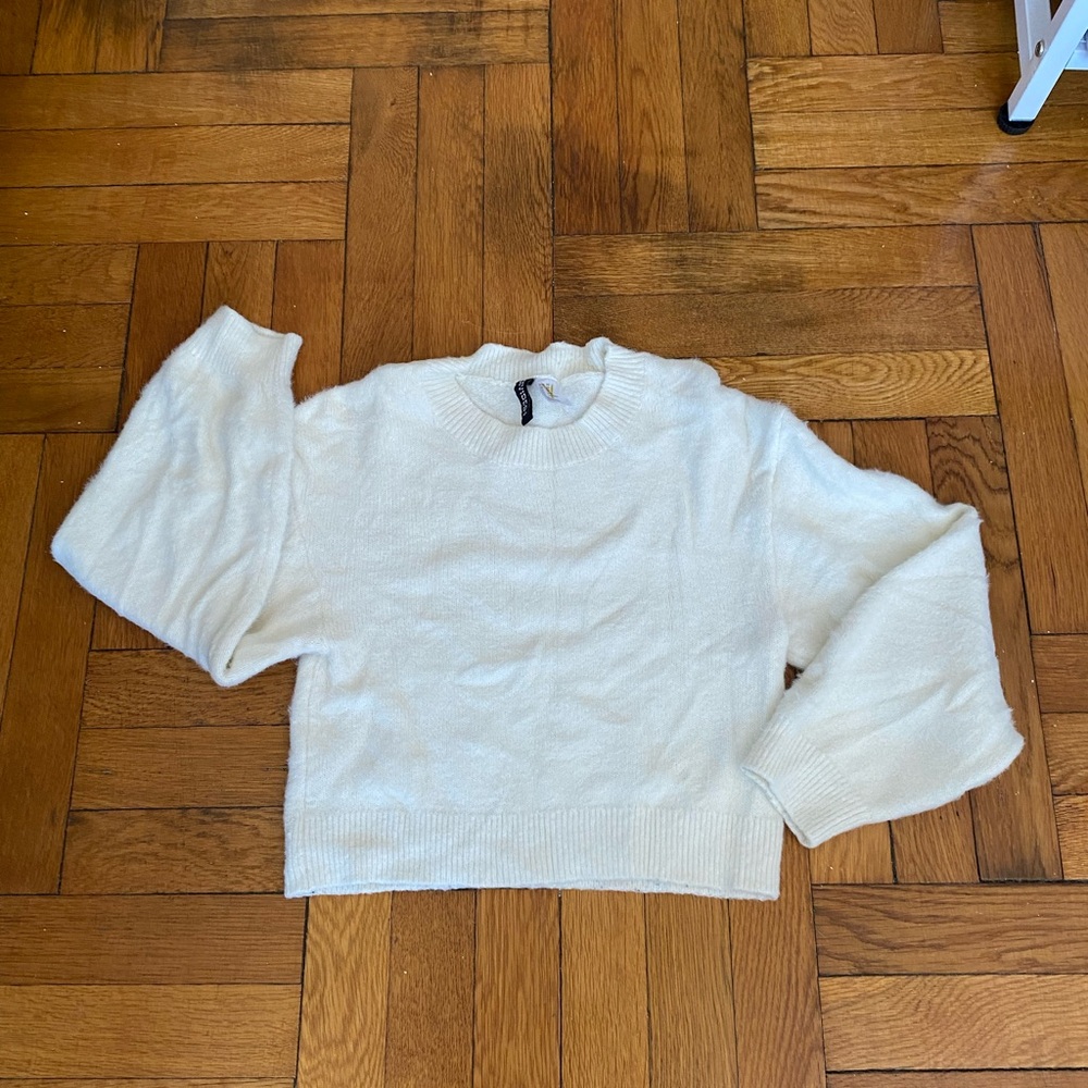 H&M Cream Fuzzy Cropped Sweater – Cozy Soft Knit – Size X-Small
